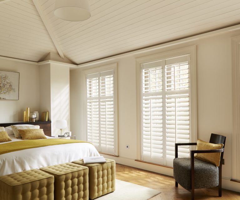 Witte shutters van Luxaflex in de slaapkamer