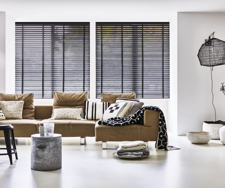 Bece horizontaal zwart_raamdecoratie donker blog