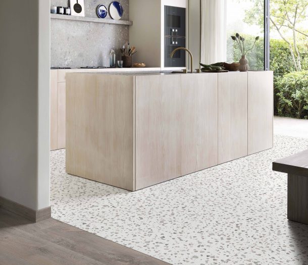 Moduleo Roots collectie keuken terrazzo vloer _Fiastra 46935 – Nashville 88279 Moduleo Roots collectie keuken terrazzo vloer _Fiastra 46935 – Nashville 88279