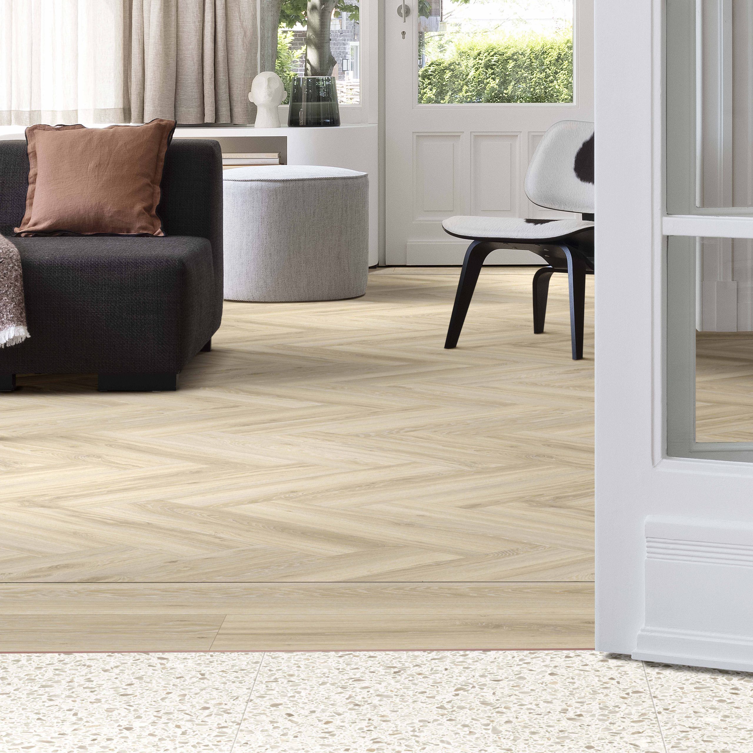 Moduleo Roots woonkamer visgraat met terrazzo_ Lugano 46210 – Blackjack Oak 22215