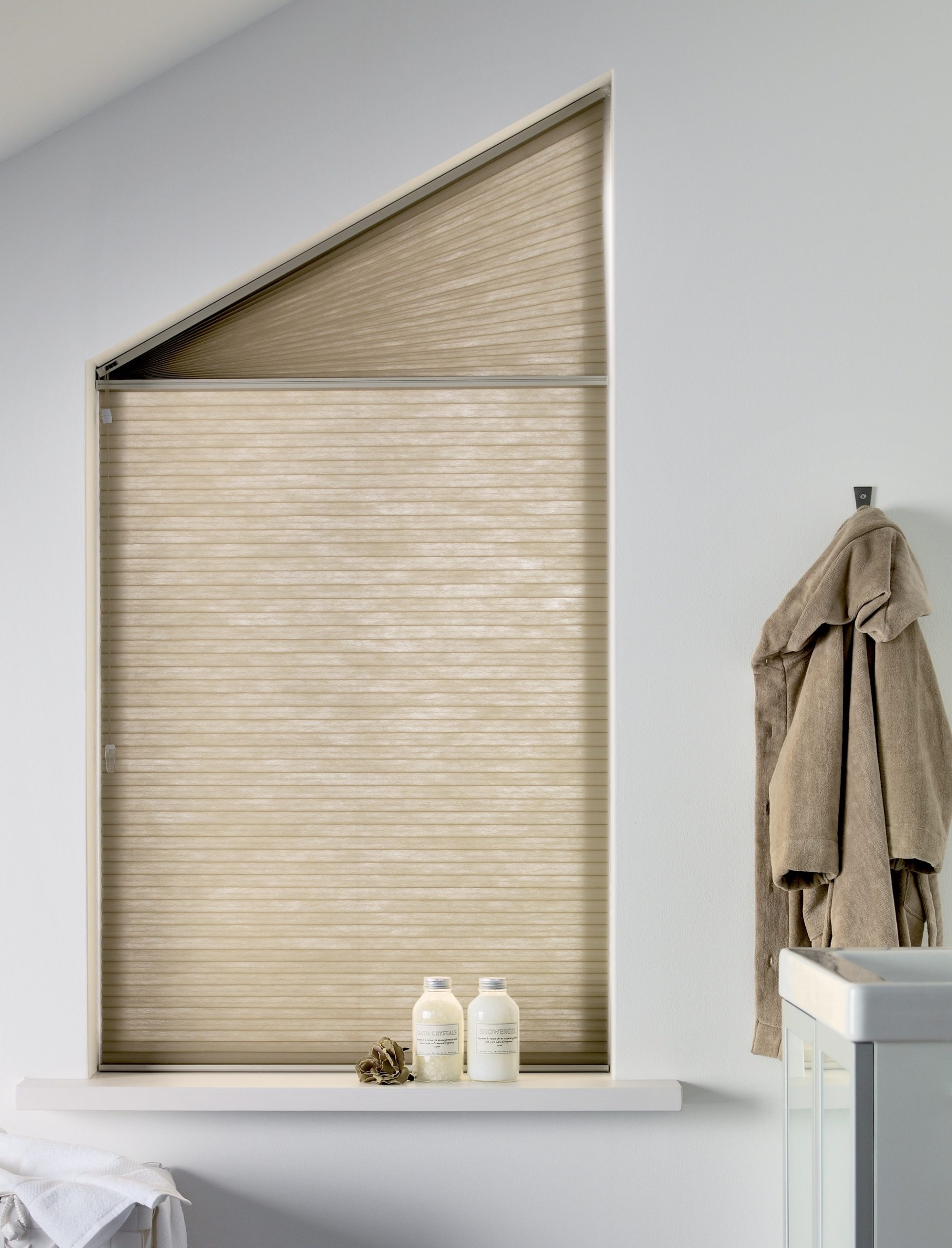 Duettes op maat voor schuin badkamer raam merk Multisol