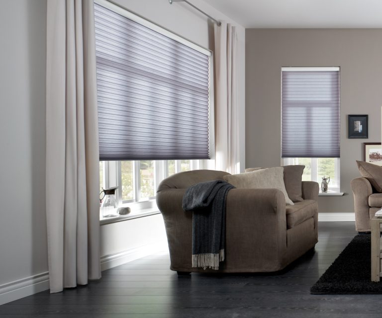 Plisse Duettes grijs Multisol met verduisterende gordijnen in beige woonkamer