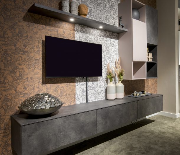 Wandmeubel met bergruimte en verlichting