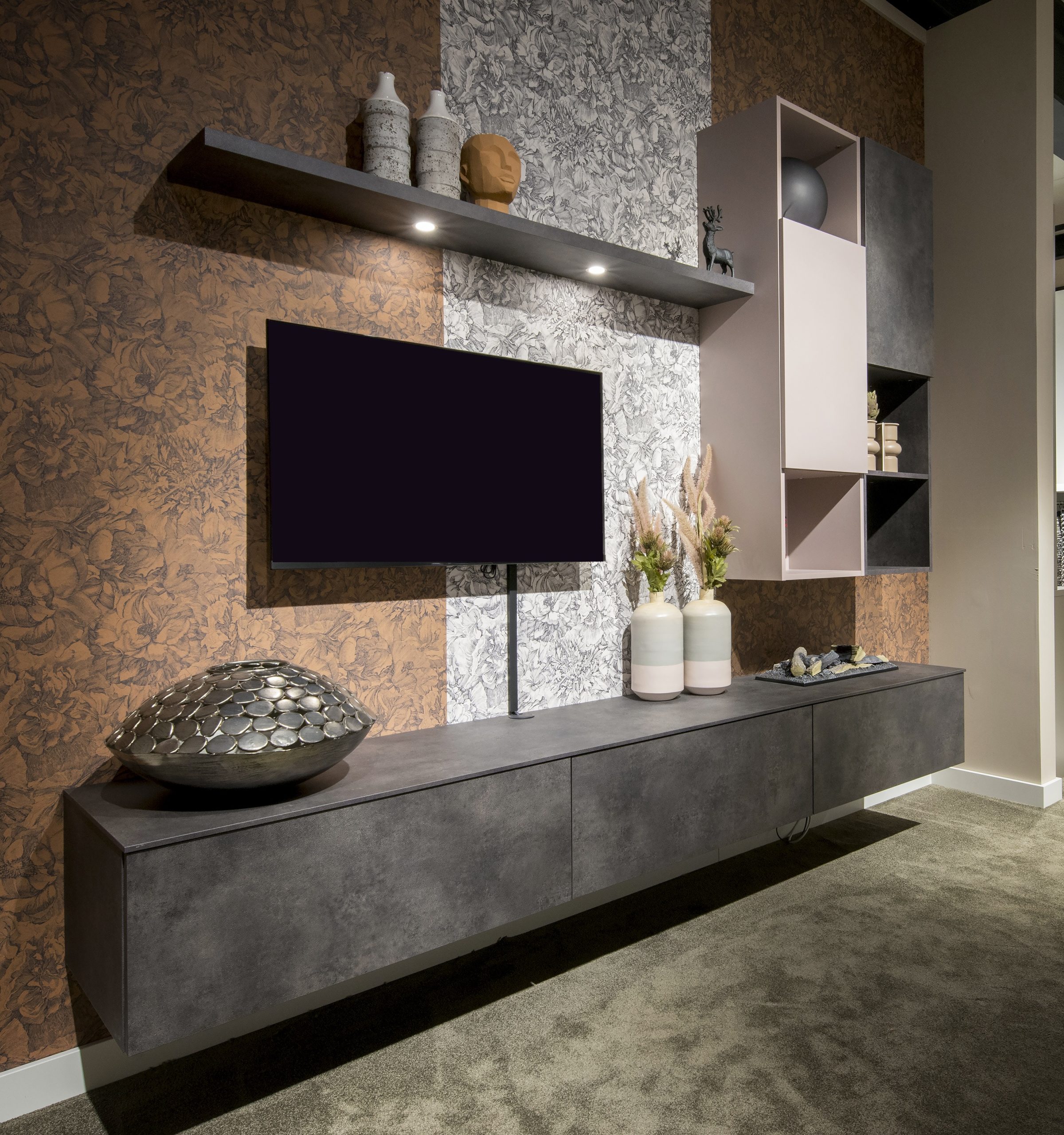 Wandmeubel met bergruimte en verlichting