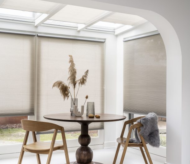 Beige dupligordijnen in de eethoek