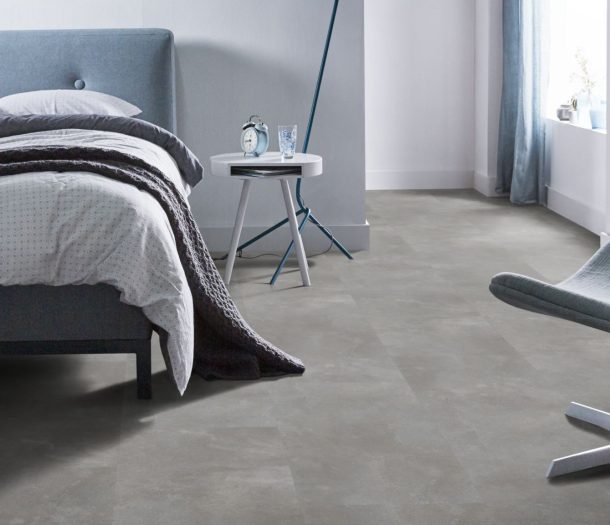 Ambiant – pvc – materialo – tegellook – slaapkamer – sfeerfoto – liggend Ambiant – pvc – materialo – tegellook – slaapkamer – sfeerfoto – liggend