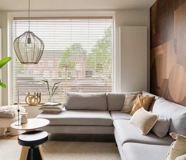 Horizontale houten jaloezieën in de woonkamer aangestuurd met Motionblinds van bece® Horizontale houten jaloezieën in de woonkamer aangestuurd met Motionblinds van bece®