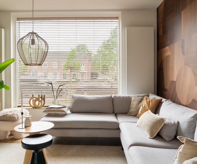Horizontale houten jaloezieën in de woonkamer aangestuurd met Motionblinds van bece®