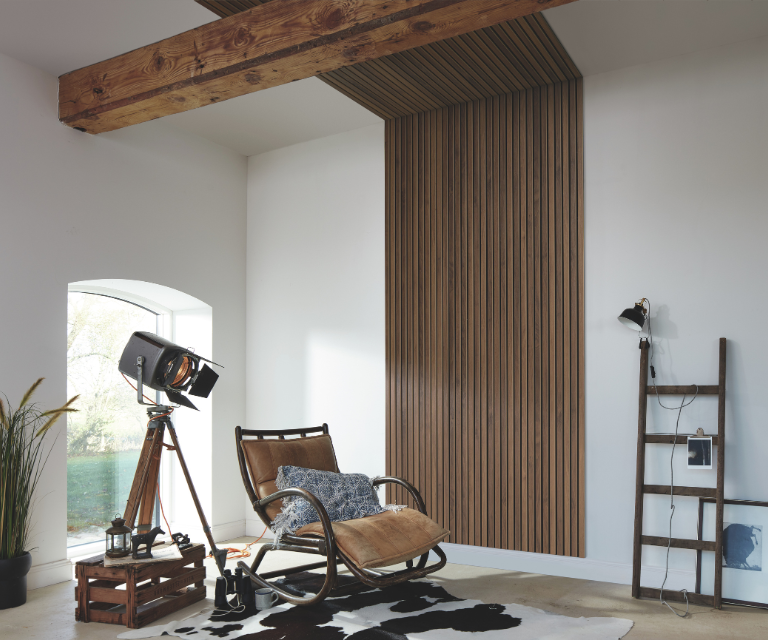 Donker houten wandpanelen in de zithoek