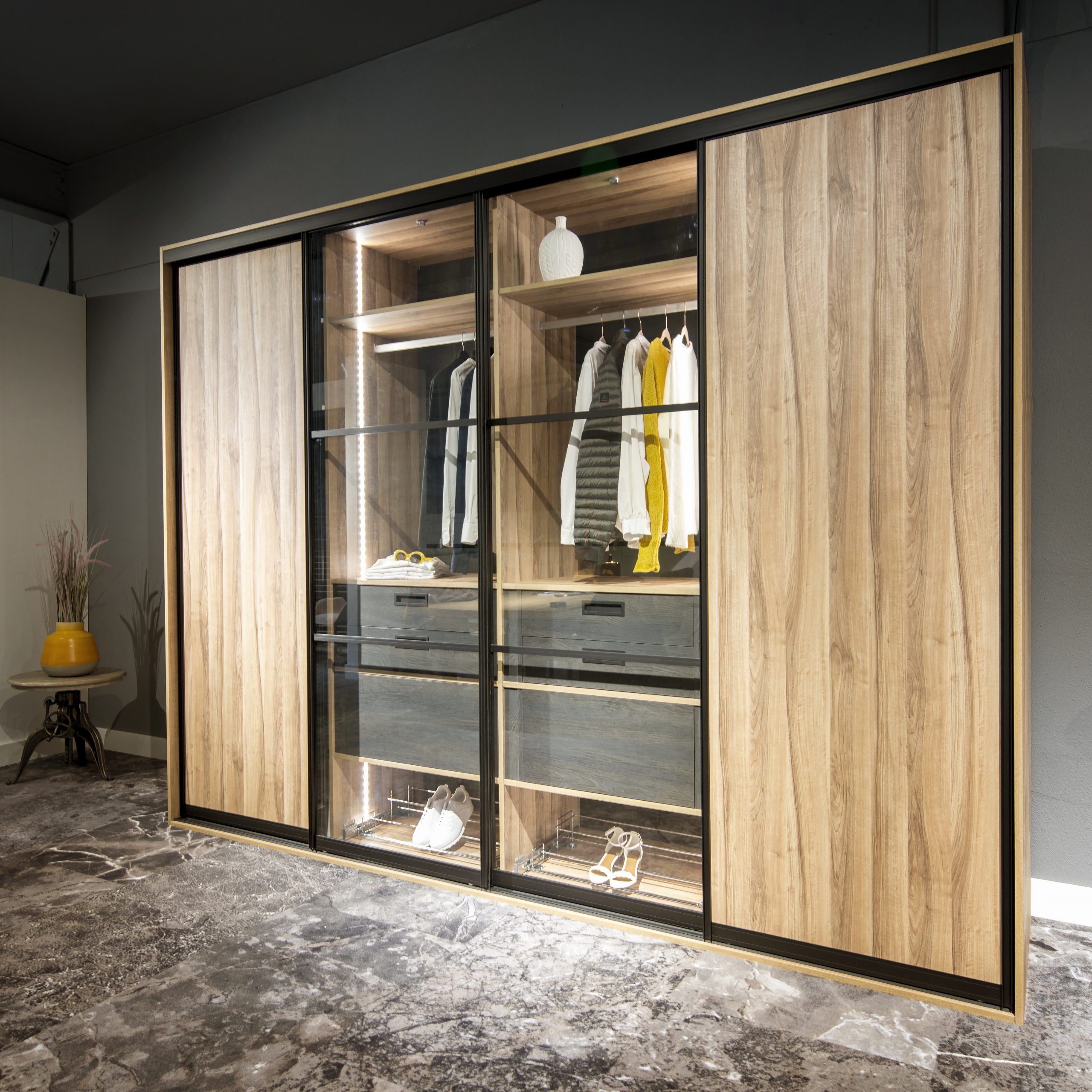 Schuifdeurkast – Allure – showroom – glazen deur – hang – eiken – grijs – liggend (1)