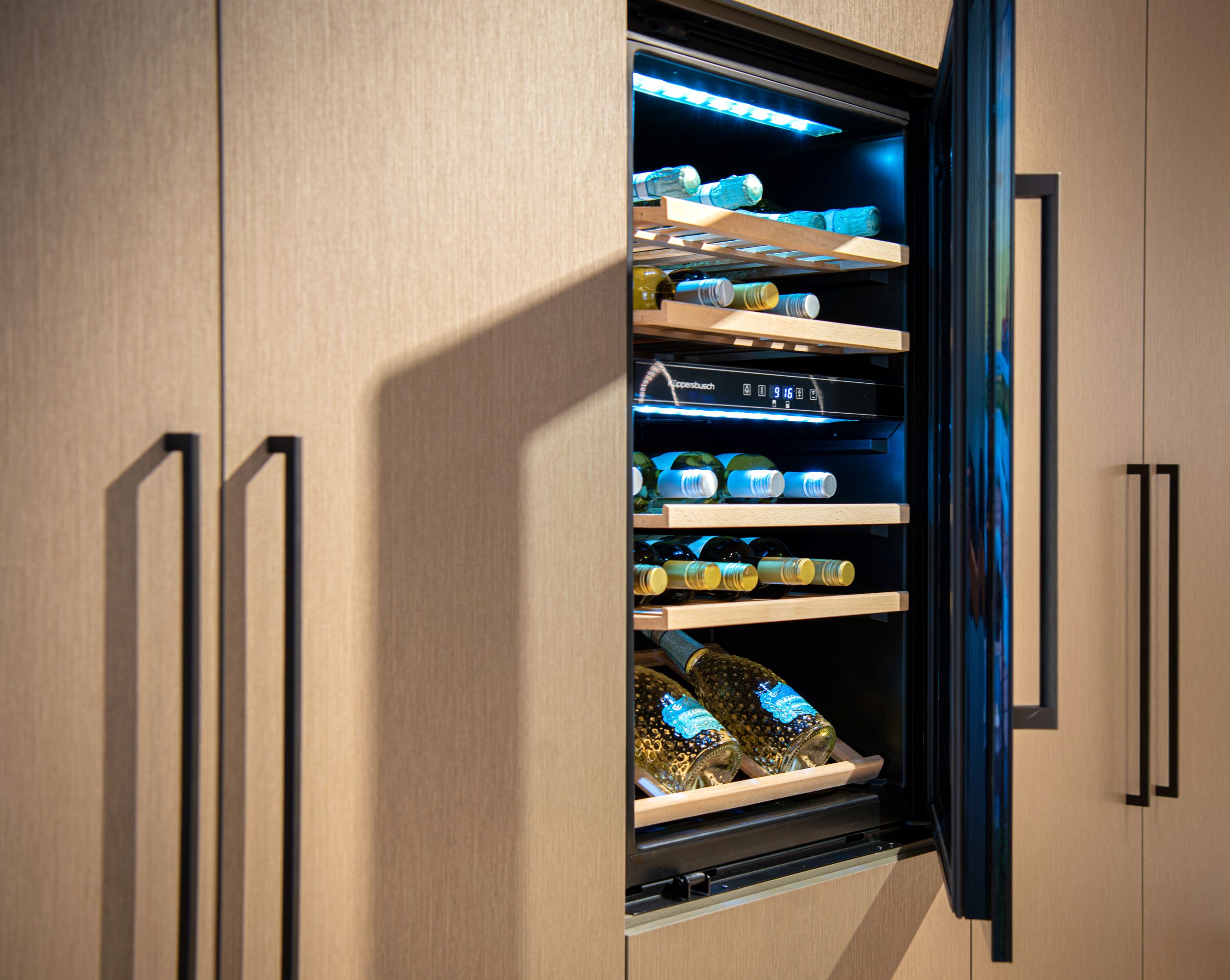 Wasmachinekast – Allure – winkel – close up – wijnkoeler – donker – bruin – liggend