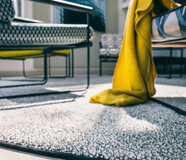 Wollen vloerkleed in woonkamer voor warmte en sfeer