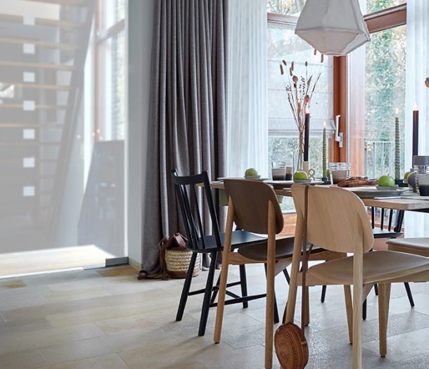 Eethoek japandi stijl - overgordijnen grijs en vitrages wit - A House of Happiness