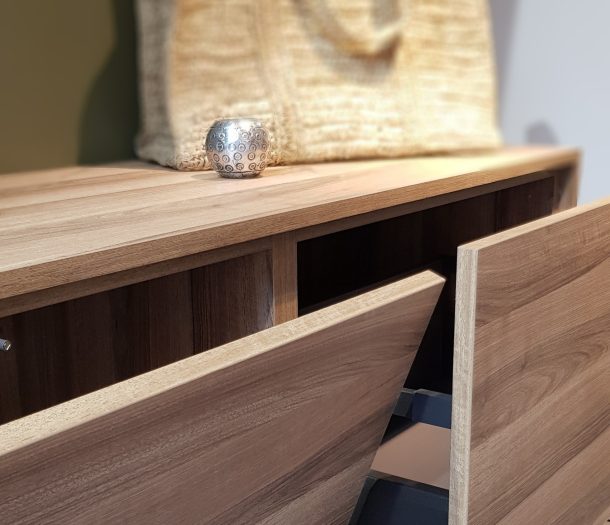 TVmeubel – GAAF! – Allure – showroom – zwevend – eiken – close up – staand (1)