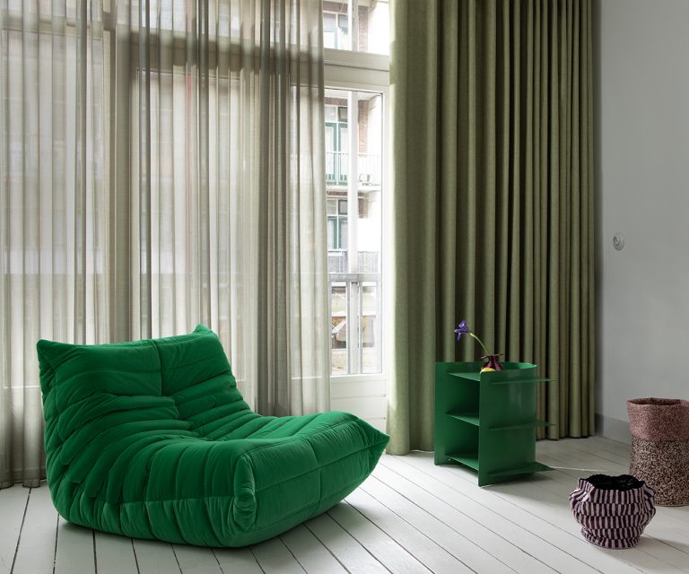 Groene inbetweens en overgordijnen van Kendix in de zithoek