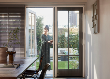 Hordeur in de woonkamer van Luxaflex