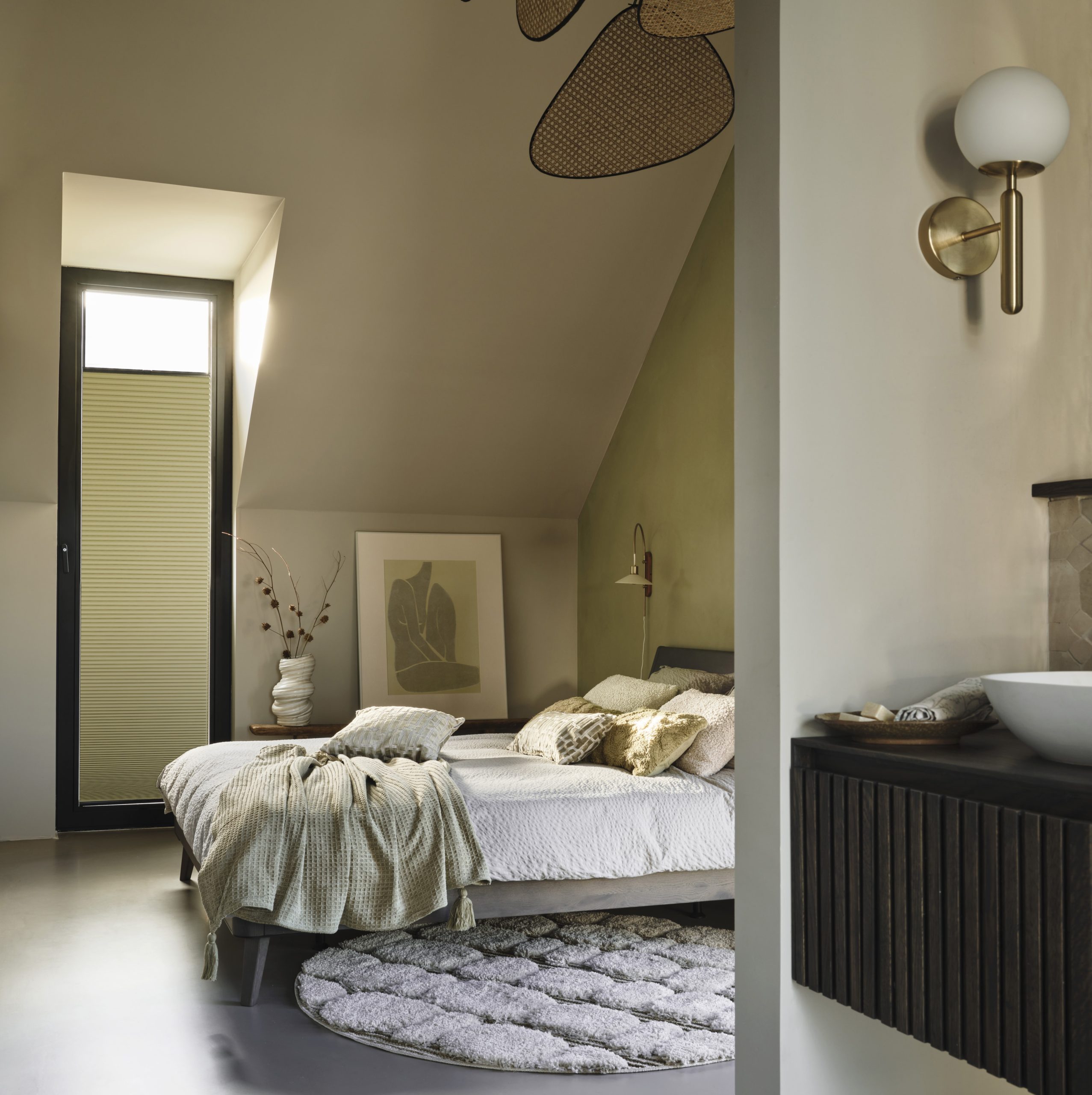 Raamdecoratie zonder boren: duettes met magneetframe in slaapkamer deur.