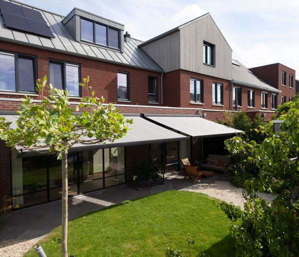 Buitenzonwering – Suncircle – knikarm – sfeerfoto – liggend