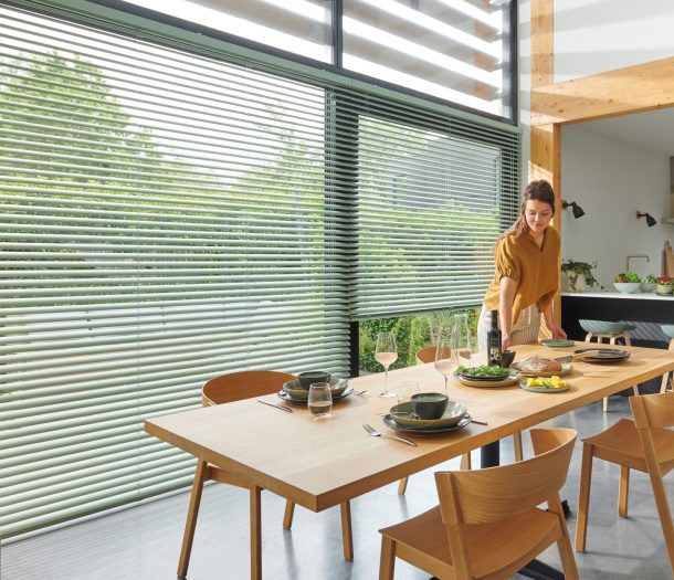 Horizontale jaloezieen – Multisol – groen – eetkamer – keuken – mens – liggend