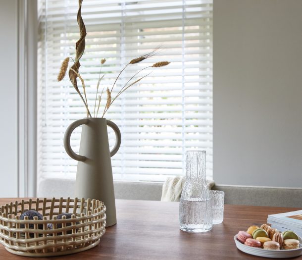 Een Scandinavische woonstijl in de keuken met houten jaloezieën