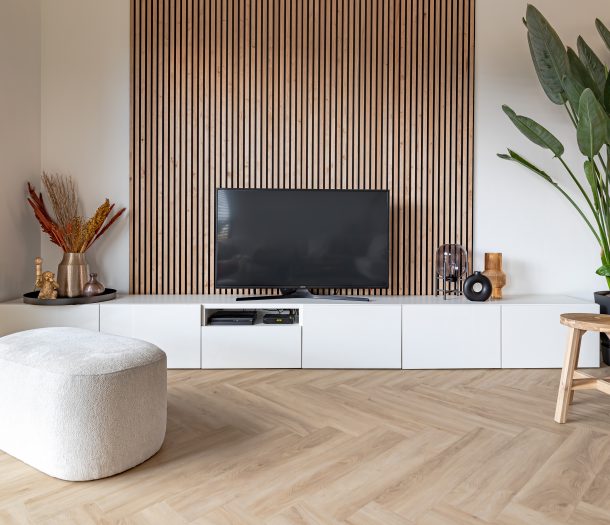 Een Scandinavische woonstijl in de woonkamer met een visgraatvloer