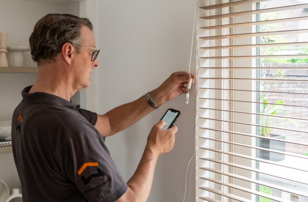 woonspecialist vakman installeert de bece® Motionblinds van houten horizontale jaloezieën woonspecialist vakman installeert de bece® Motionblinds van houten horizontale jaloezieën