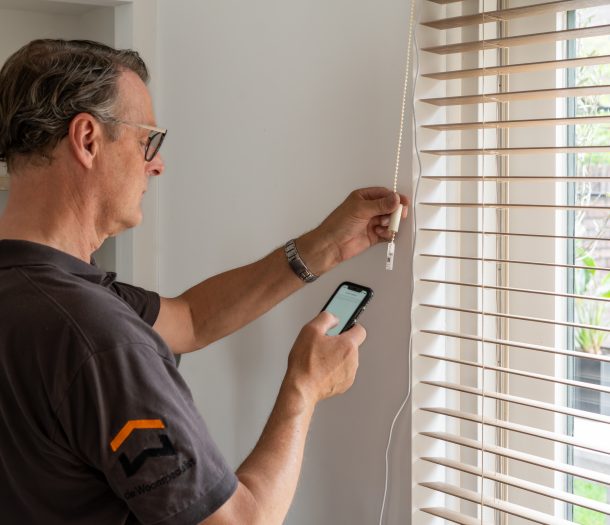 woonspecialist vakman installeert de bece® Motionblinds van houten horizontale jaloezieën woonspecialist vakman installeert de bece® Motionblinds van houten horizontale jaloezieën
