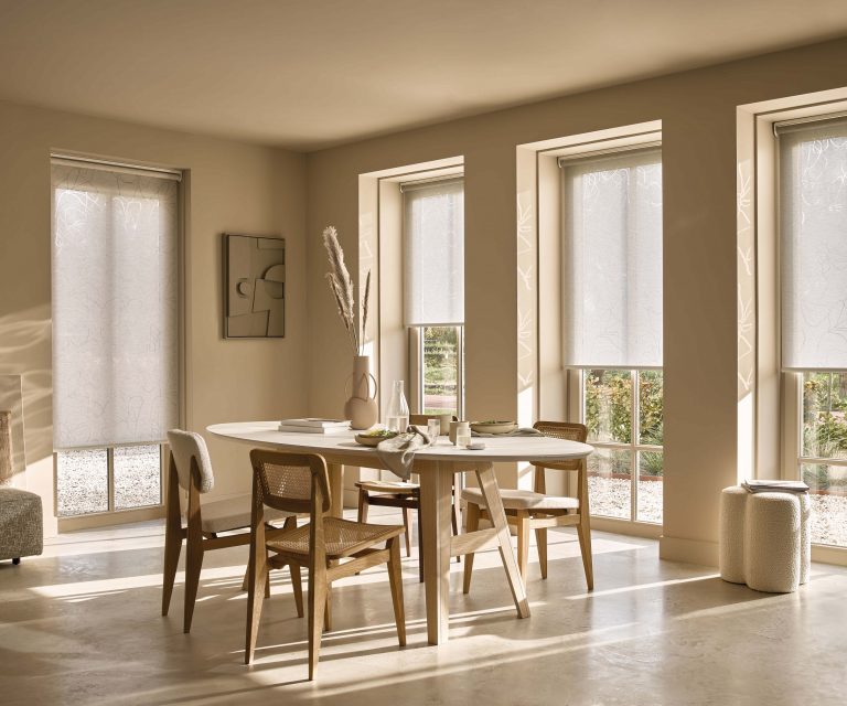 Rolgordijn-Luxaflex-wit-eetkamer
