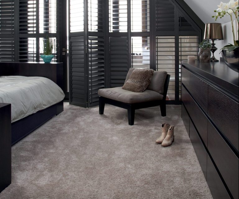 Zwarte shutters op de slaapkamer