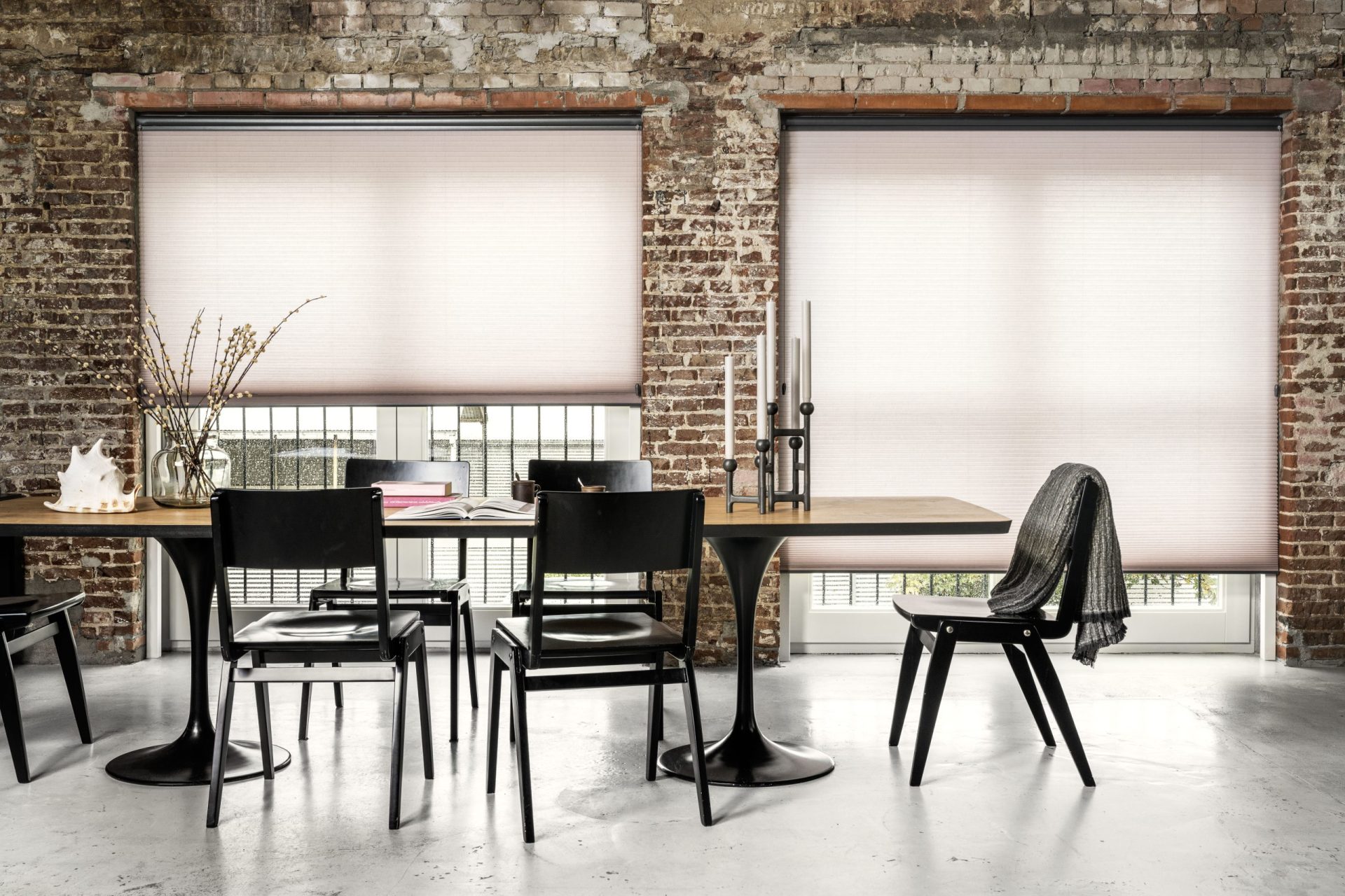 Eetkamer met dupligordijnen bece