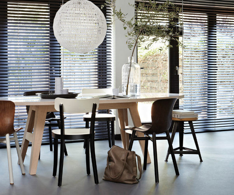 Zwarte horizontale jaloezieën in de eethoek