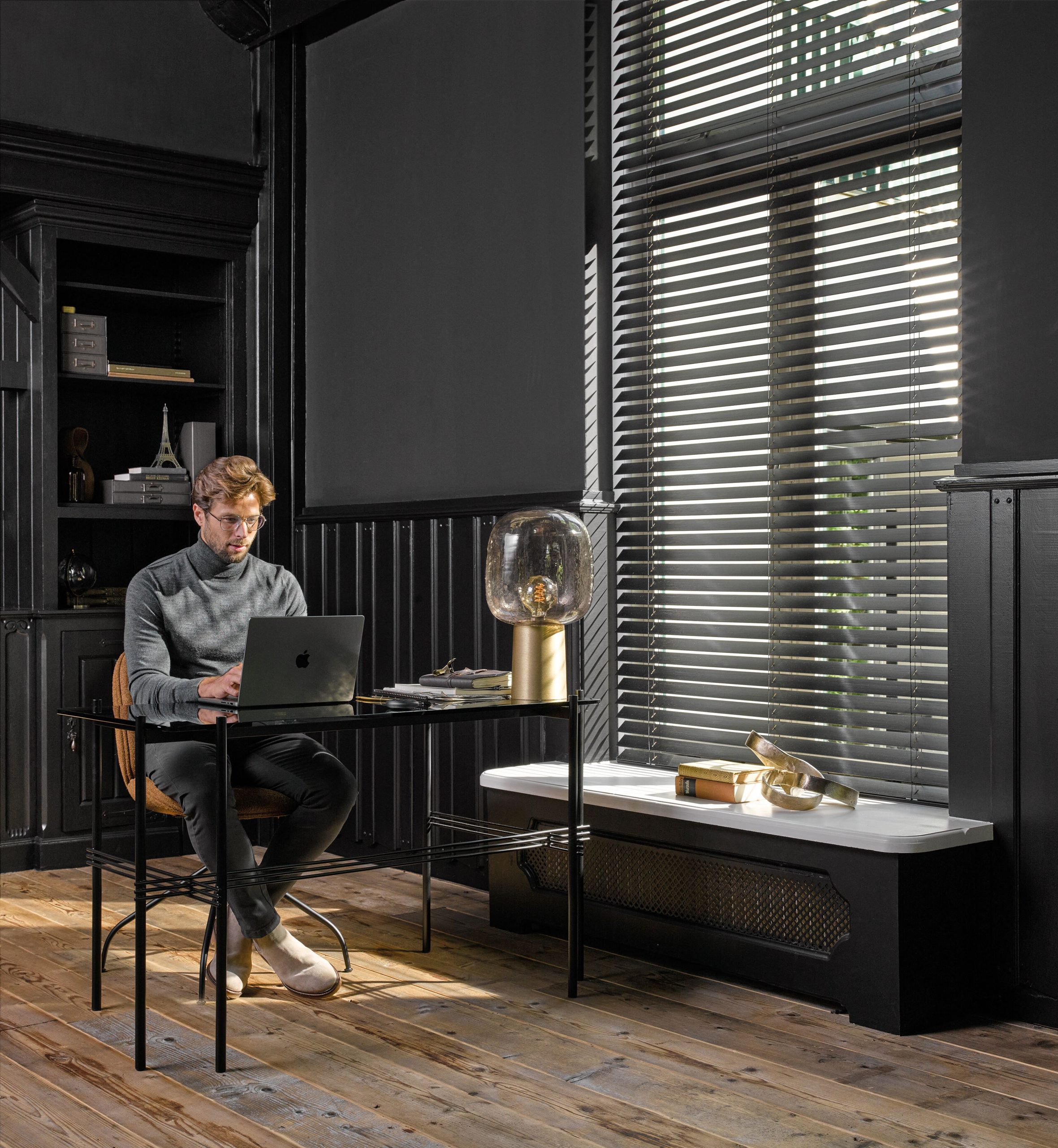 Zwarte houten jaloezieën in de werkkamer
