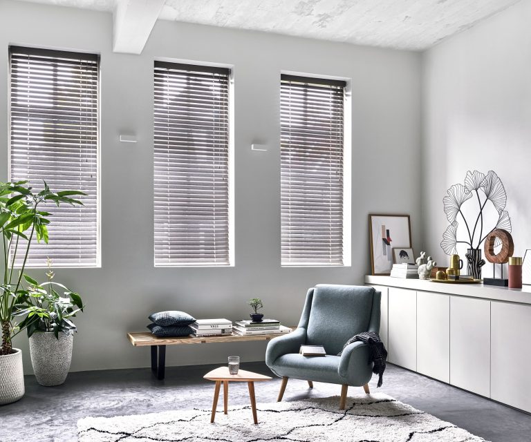 Houten jaloezien – bece – bruin – woonkamer – liggend – verkleind