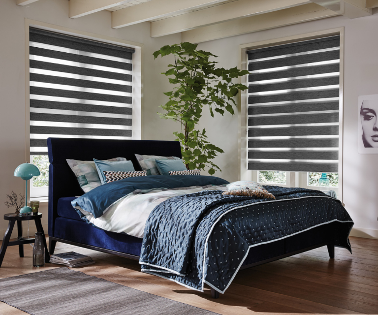 Zwarte Twist® rolgordijnen (multishades) in de slaapkamer