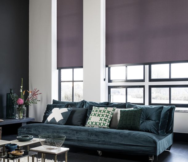 Paars rolgordijn in een industriële woonstijl woonkamer