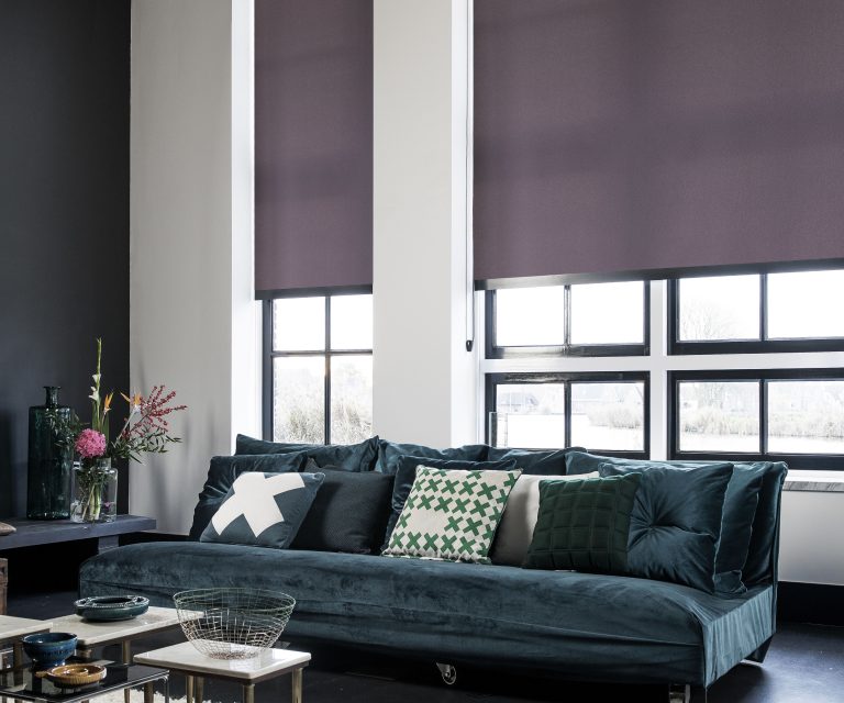 Paars rolgordijn in een industriële woonstijl woonkamer