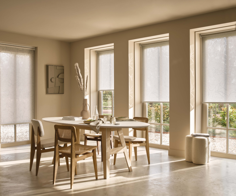 Beige rolgordijnen in de eetkamer