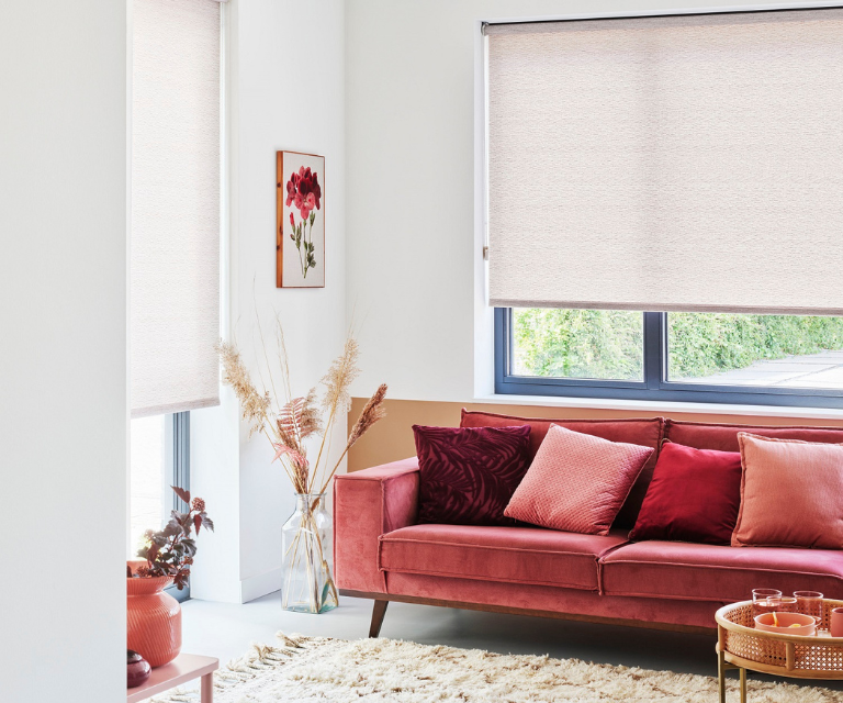 Licht roze rolgordijnen in de woonkamer
