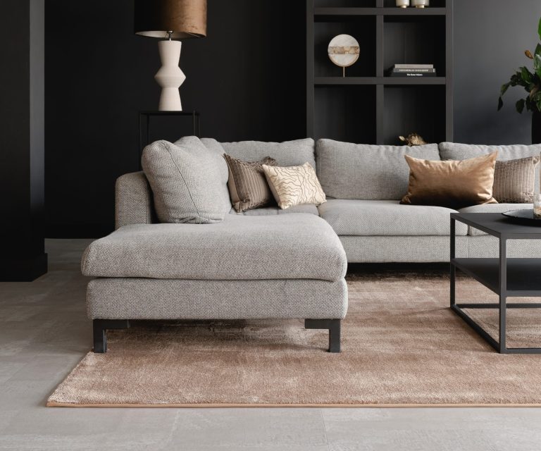 Grijze betonlook pvc-vloer in de woonkamer
