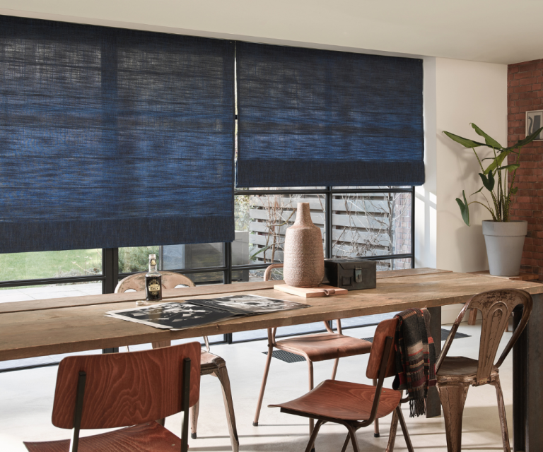 Blauw vouwgordijnen in de eetkamer