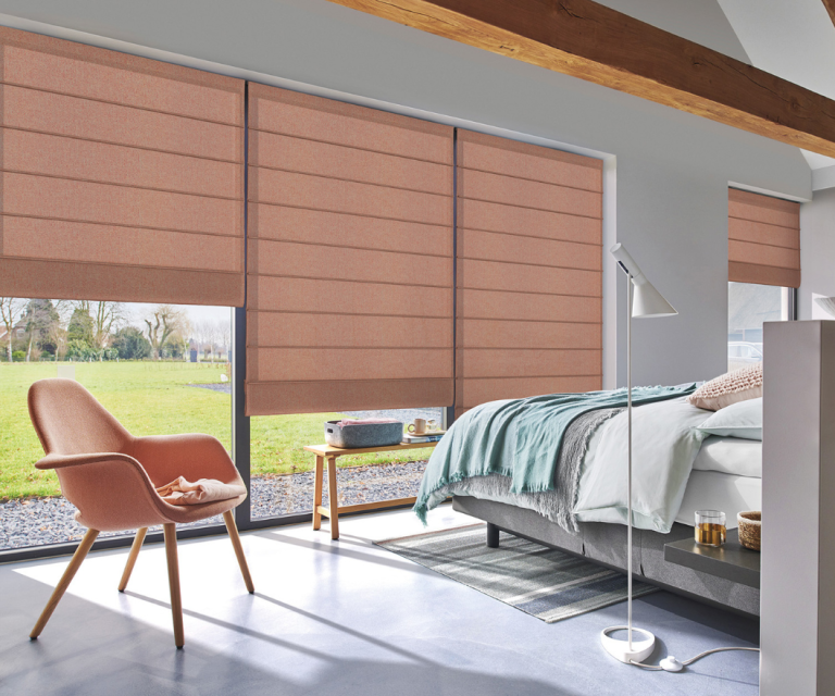 Roze vouwgordijnen op de slaapkamer