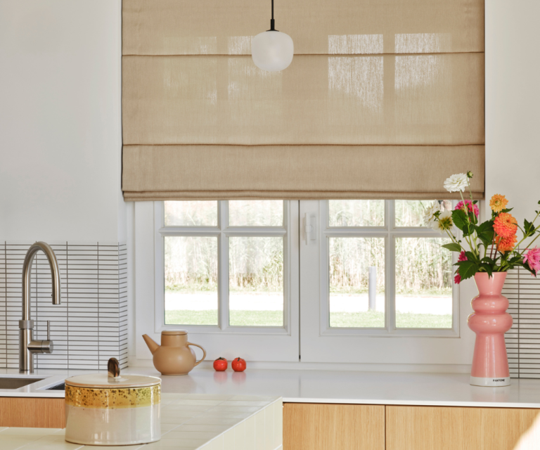 Beige vouwgordijnen in de keuken