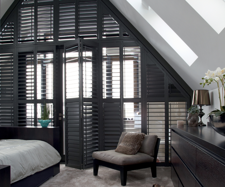 Zwarte shutters op de slaapkamer