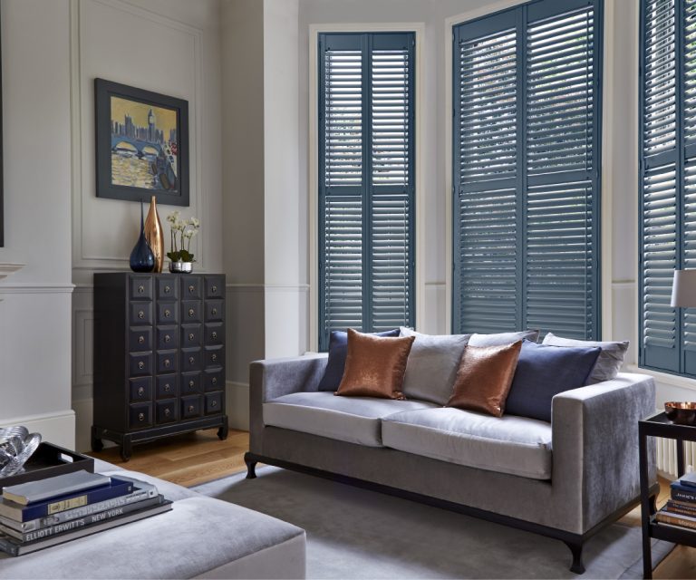 Donkere shutters in de stijlvolle woonkamer