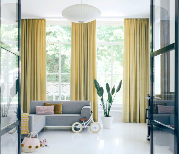 Gele overgordijnen in de woonkamer