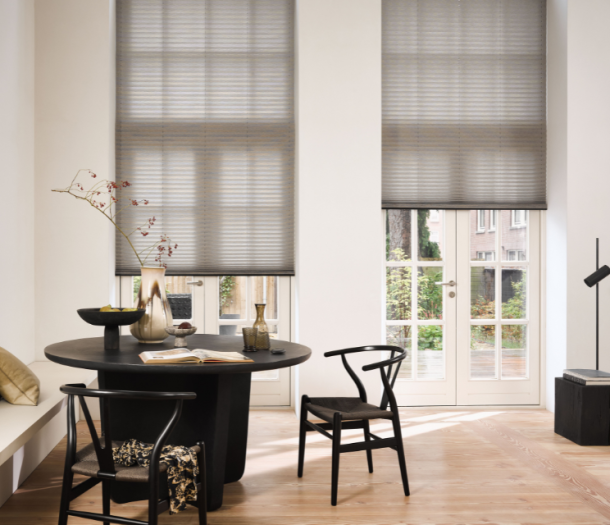 Grijzige plisségordijnen in de eerkamer