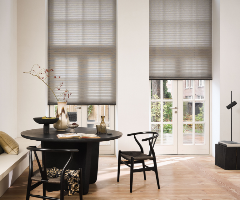 Grijzige plisségordijnen in de eerkamer