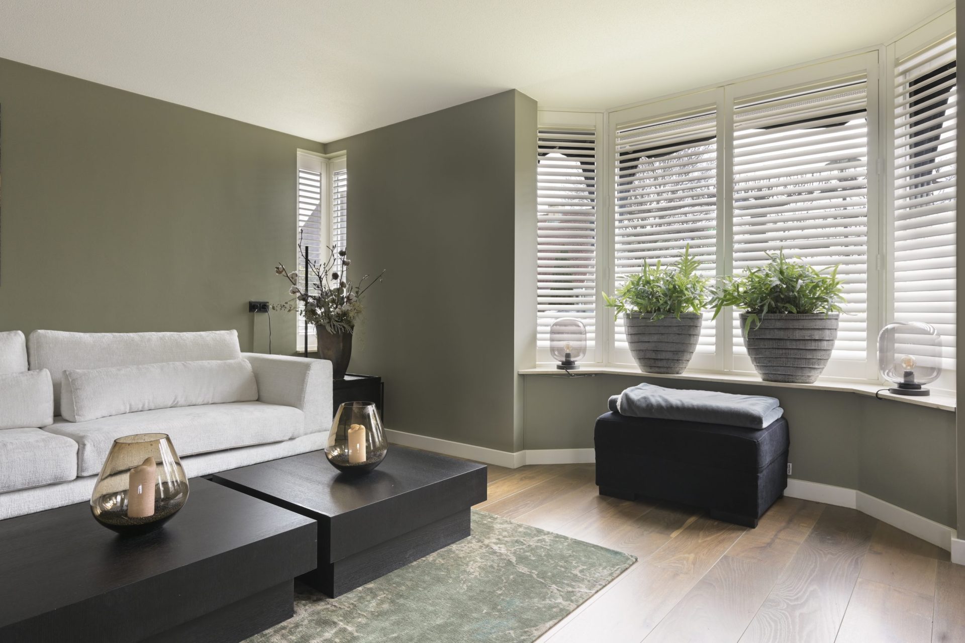 Shutters – blend – wit – woonkamer – erker – liggend