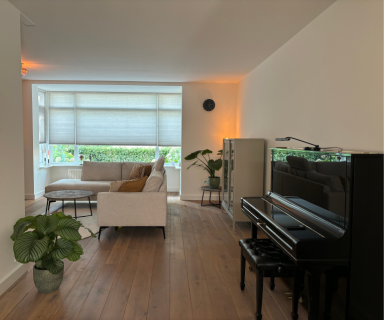 Lichtgrijze dupligordijnen van bece in de woonkamer