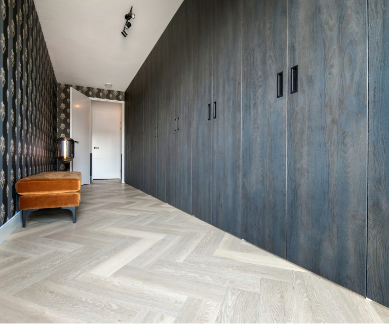 Draaideurkasten kledingkast op maat bij De Woonspecialist